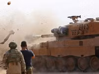 [ẢNH] Pháo binh Thổ Nhĩ Kỳ bất ngờ tấn công dữ dội quân đội chính phủ Syria