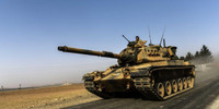 [ẢNH] Xe tăng Thổ Nhĩ Kỳ ào ạt tiến vào Syria báo hiệu cuộc chiến mới