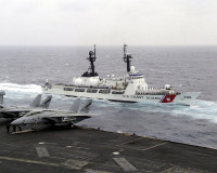 [ẢNH] Quốc kỳ Việt Nam tung bay trên tàu tuần tra USCGC John Midgett 