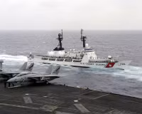 [ẢNH] Quốc kỳ Việt Nam tung bay trên tàu tuần tra USCGC John Midgett 