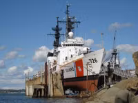 [ẢNH] Quốc kỳ Việt Nam tung bay trên tàu tuần tra USCGC John Midgett 