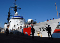 [ẢNH] Quốc kỳ Việt Nam tung bay trên tàu tuần tra USCGC John Midgett 