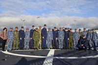 [ẢNH] Quốc kỳ Việt Nam tung bay trên tàu tuần tra USCGC John Midgett 