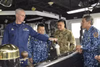 [ẢNH] Quốc kỳ Việt Nam tung bay trên tàu tuần tra USCGC John Midgett 