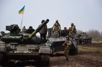 [ẢNH] Căng thẳng tăng cao khi Ukraine dồn pháo binh tầm xa và tên lửa tới sát Donbass