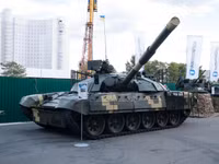 [ẢNH] Ukraine tung vào chiến trường miền Đông xe tăng chủ chiến mạnh hơn T-72B3