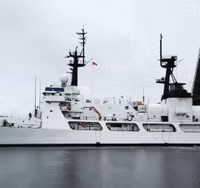 [ẢNH] Quốc kỳ Việt Nam tung bay trên tàu tuần tra USCGC John Midgett 