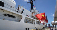 [ẢNH] Quốc kỳ Việt Nam tung bay trên tàu tuần tra USCGC John Midgett 