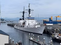 [ẢNH] Quốc kỳ Việt Nam tung bay trên tàu tuần tra USCGC John Midgett 