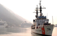 [ẢNH] Quốc kỳ Việt Nam tung bay trên tàu tuần tra USCGC John Midgett 