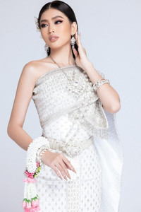 Dù đang cách ly, đại diện nhan sắc Việt vẫn ghi điểm với thần thái xuất sắc