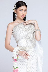 Dù đang cách ly, đại diện nhan sắc Việt vẫn ghi điểm với thần thái xuất sắc