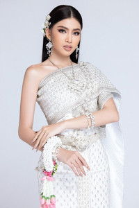 Dù đang cách ly, đại diện nhan sắc Việt vẫn ghi điểm với thần thái xuất sắc