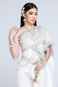 Dù đang cách ly, đại diện nhan sắc Việt vẫn ghi điểm với thần thái xuất sắc