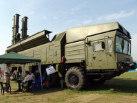 [ẢNH] Nga chào hàng hệ thống tên lửa diệt cả tàu chiến lẫn mục tiêu mặt đất