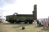 [ẢNH] Nga chào hàng hệ thống tên lửa diệt cả tàu chiến lẫn mục tiêu mặt đất