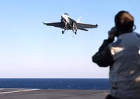 Kỷ nguyên tiêm kích hạm F/A-18 Hornet lừng danh chuẩn bị khép lại?