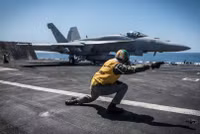 Kỷ nguyên tiêm kích hạm F/A-18 Hornet lừng danh chuẩn bị khép lại?