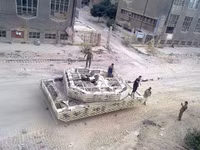 [ẢNH] 'Mái che' trên T-72B3 Nga vô tác dụng trước tên lửa Javelin Ukraine