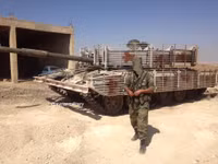 [ẢNH] 'Mái che' trên T-72B3 Nga vô tác dụng trước tên lửa Javelin Ukraine