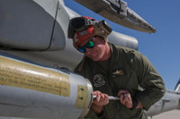 Tên lửa giá rẻ APKWS II giúp tiêm kích F-16 diệt mọi UAV của Houthi