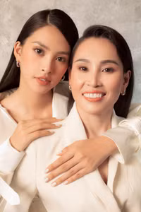 Tiểu Vy lưu lại hình ảnh tuổi thanh xuân cùng mẹ