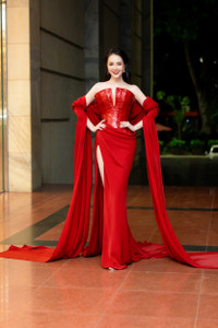 Á hậu Thuỵ Vân: 