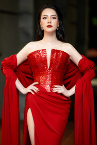 Á hậu Thuỵ Vân: 