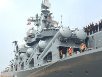 [ẢNH] Tuần dương hạm Moskva sẵn sàng giám sát nhóm tấn công tàu sân bay Anh