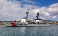 [ẢNH] Quốc kỳ Việt Nam tung bay trên tàu tuần tra USCGC John Midgett 