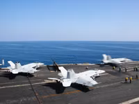 Tàu sân bay Mỹ ngoài khơi Yemen là tín hiệu báo trước cuộc tấn công lực lượng Houthi?