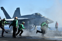 Tàu sân bay Mỹ ngoài khơi Yemen là tín hiệu báo trước cuộc tấn công lực lượng Houthi?