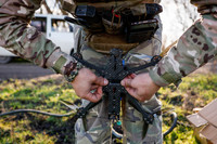 Ukraine sản xuất ồ ạt máy bay không người lái FPV nhưng thiếu phi công