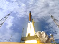 [ẢNH] Tên lửa đẩy siêu nặng chinh phục mặt trăng của Mỹ chính thức ra mắt