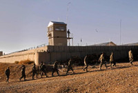 [ẢNH] Hàng ngàn tay súng Taliban có thể sắp tràn vào căn cứ Shindand của Mỹ