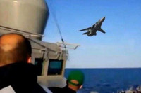 [ẢNH] Đô đốc Nga cảnh báo rắn khi Mỹ dọa bắn hạ máy bay và tàu chiến