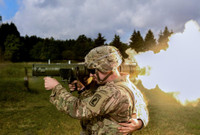 [ẢNH] Sức mạnh khủng khiếp của súng chống tăng Carl Gustav khi ‘bắn xuyên táo’ BMP-1