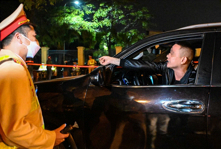 Lái xe vi phạm nồng độ cồn không chấp hành yêu cầu của Cảnh sát giao thông Lái xe vi phạm nồng độ cồn không chấp hành yêu cầu của Cảnh sát giao thông