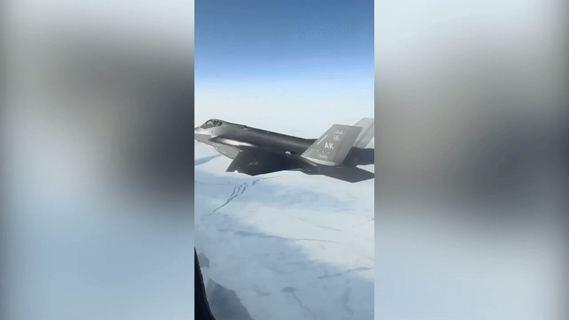 Cảnh quay tiêm kích tàng hình F-35A từ buồng lái Su-35S