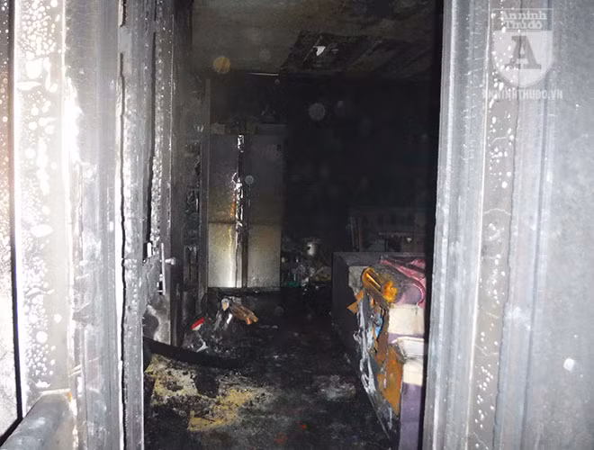 Mọi thứ trong căn phòng đều bị lửa làm thiệt hại, hỏng hóc, lửa cháy dữ dội khiến sàn nhà bị ám đen. Căn phòng này, gia đình ông Hào cho khách thuê