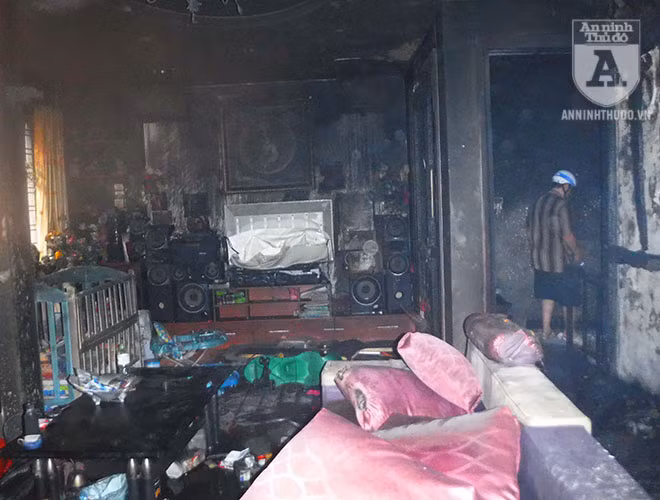 Mọi đồ dùng trong căn phòng lộn xộn, lửa ám đen cả 4 phía mặt tường và cả trên trần nhà. Các phòng ở tầng 4, 5, 6 cũng trong trạng thái tương tự