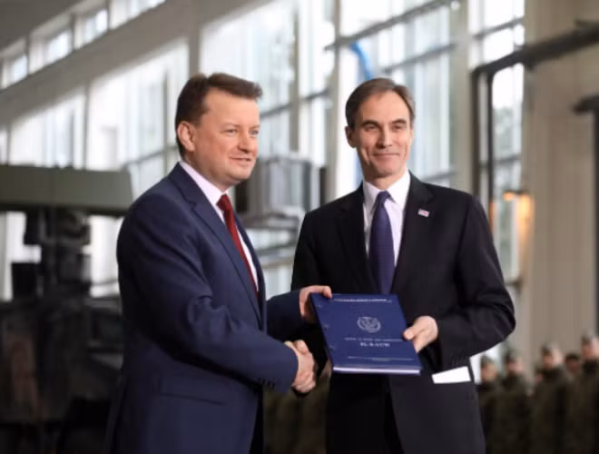 Bộ trưởng Quốc phòng Phần Lan Mariusz Blaszczak và Đại sứ Mỹ tại Phần Lan Paul W.Jones tham dự buổi ký kết tại Warsaw