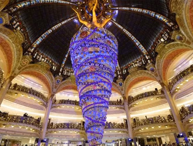 Cây thông lộn ngược ở thủ đô Paris, Pháp: Galeries Lafayette là một siêu thị lớn chủ yếu về thời trang, nằm trên đại lộ Haussmann với phần trang trí rất ấn tượng cho cây thông noel, khá thú vị khi nhìn cây thông trở nên lộn ngược