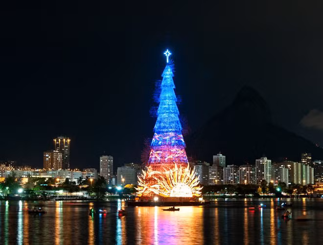 Cây thông Noel trên mặt nước lớn nhất thế giới ở Rio de Janeiro: Đây là một tác phẩm đặc biệt với chiều cao 85m, nặng 542 tấn, được chiếu sáng bởi hơn 3.300.000 đèn. Được thắp sáng lần đầu vào năm 1996, cây thông đã trở thành biểu tượng Giáng sinh của thành phố lễ hội Rio de Janeiro
