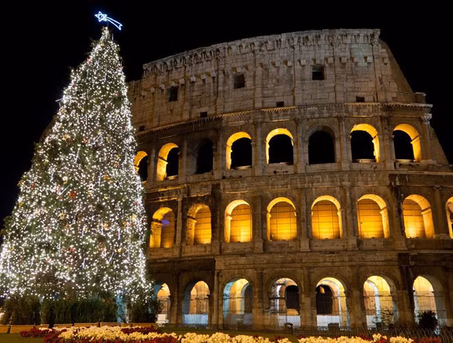 Cây thông đẹp nhất thế giới ở thành Rome, Ý: Được đặt tại quảng trường Thánh Phêrô, cây thông Noel đẹp nhất của Rome khiến người chiêm ngưỡng phải ngẩn ngơ bởi vẻ uy nghi, sinh động và khung cảnh tráng lệ chung quanh và nó cũng được đánh giá là cây thông đẹp nhất thế giới