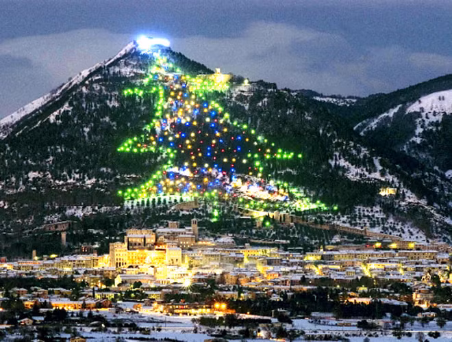 Cây thông trên đồi lớn nhất thế giới ở Mount Ingino: The Mount Ingino Christmas Tree là một mô hình chiếu sáng trong hình dạng của cây thông Giáng sinh được đặt trên sườn đồi Monte Ingino, Gubbio, Ý. Năm 1991, Sách kỷ lục Guinness đã đưa cây thông này vào danh sách “Cây Giáng sinh lớn nhất thế giới”. Nó cao 650m, rộng 350m nổi bật trên sườn núi và có tầm nhìn xa từ 30-50km với hơn 3.000 đèn nhiều màu và 8,5 km đường dây điện
