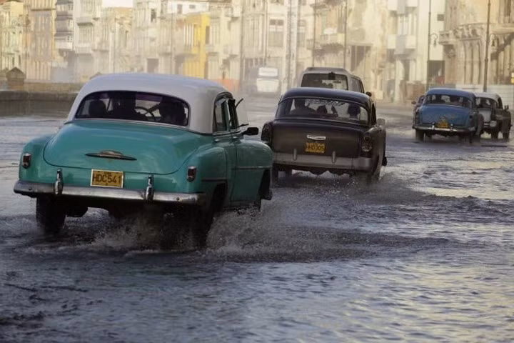 Người dân Cuba tìm mọi cách sửa chữa, bảo dưỡng và thay thế để những cỗ xe cổ vẫn chạy tốt. Những chiếc xe cổ nhiều màu sắc đã trở thành một phần trong cuộc sống thường nhật người Cuba ròng rã nhiều thập kỷ qua