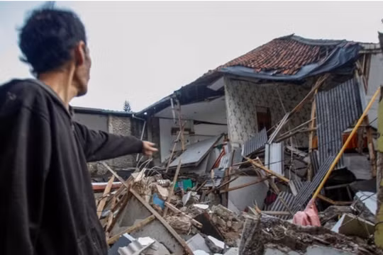 Động đất 7,7 độ rung chuyển Indonesia, người dân tháo chạy