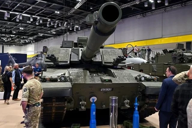 Xe tăng Challenger 3 của Anh liệu có vượt trội so với T-14 Armata Nga?
