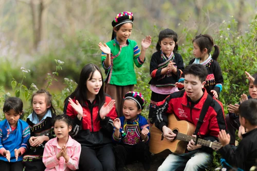Hoa hậu Thanh Thuỷ “chào sân” ca hát theo cách không ai ngờ